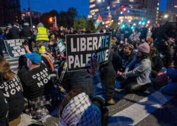 מפגינים אנטי-ישראלים מוחים בברוקלין במהלך ליל הסדר