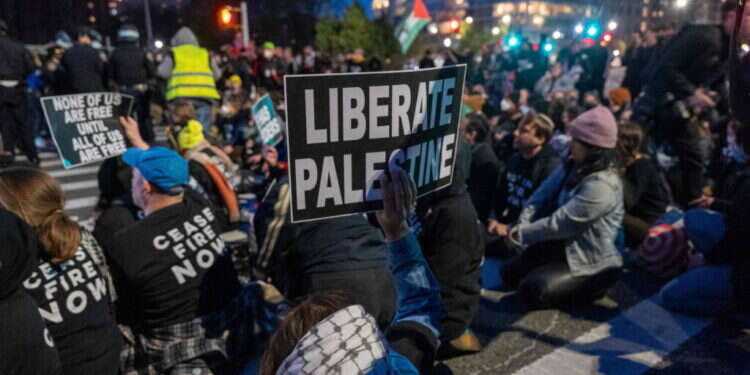 מפגינים אנטי-ישראלים מוחים בברוקלין במהלך ליל הסדר