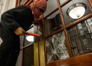 מפגין מנפץ חלונות בהמילטון הול בקולומביה