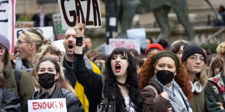 מפגינים אנטי-ישראלים באוניברסיטה בשיקגו. צילום: Getty Images via AFP האנטישמיות בקמפוסים: כשרחוב סומסום פוגש את הרחוב הערבי