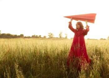 עטרה אוריה. צילום: שילת מזרחי. איפור ושיער: יקיר בן זקן | סטיילינג: מעיין רותם ברש | ע.צלמת: גאיה ענבר | עיצוב פרחים: אוליאנה גרדן