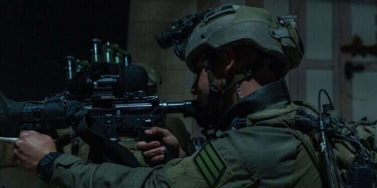 תיעוד: לוחמי צה"ל פשטו על בית המחבל מהפיגוע בגן יבנה