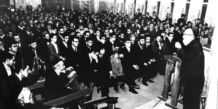 הרב גדליה אייזמן בישיבת קול תורה, 1967. באדיבות מכון מוסר בגדלות