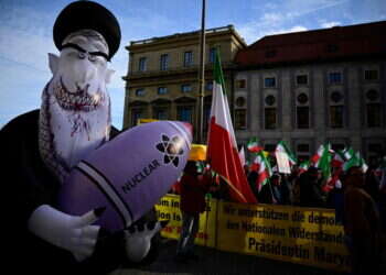 מפגינים נגד המשטר ותוכנית הגרעין של איראן במינכן