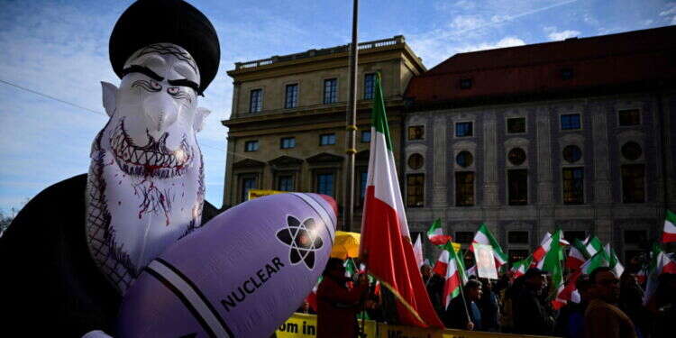 מפגינים נגד המשטר ותוכנית הגרעין של איראן במינכן