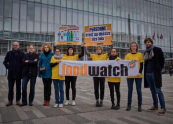 בכירים בארגון Lawyer for Foodwatch בצרפת, מוחים מחוץ לאולם בית המשפט בפברואר האחרון לאור משפט של נסטלה, בו נטען כי עברה תשע עבירות הנוגעות לבקבוקי מים. צילום: AFP