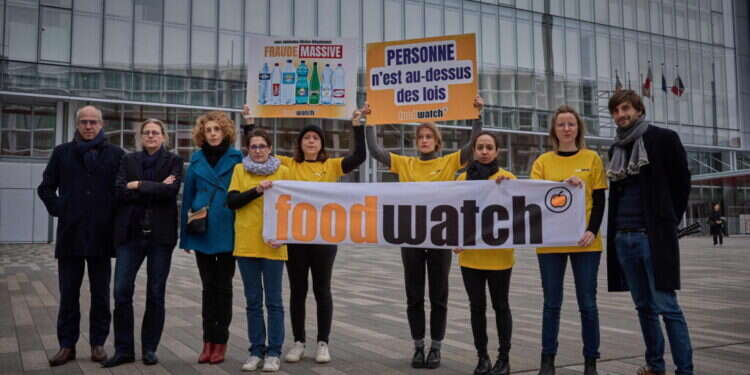 בכירים בארגון Lawyer for Foodwatch בצרפת, מוחים מחוץ לאולם בית המשפט בפברואר האחרון לאור משפט של נסטלה, בו נטען כי עברה תשע עבירות הנוגעות לבקבוקי מים. צילום: AFP בכירים בארגון Lawyer for Foodwatch בצרפת, מוחים מחוץ לאולם בית המשפט בפברואר האחרון לאור משפט של נסטלה, בו נטען כי עברה תשע עבירות הנוגעות לבקבוקי מים. צילום: AFP
