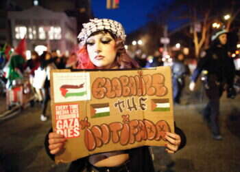 מפגינה אמריקנית קוראת לאינתיפאדה. צילום: AFP