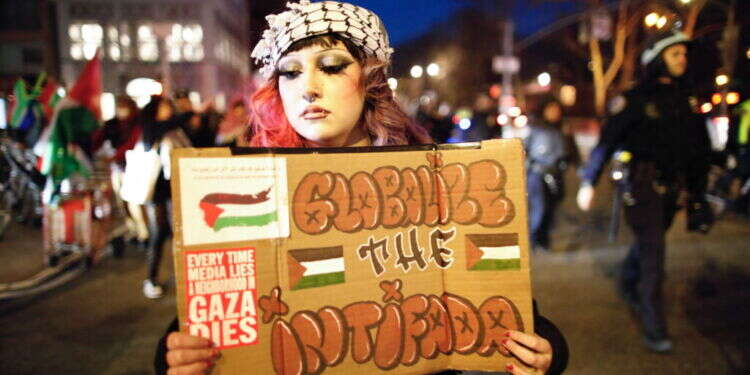 מפגינה אמריקנית קוראת לאינתיפאדה. צילום: AFP