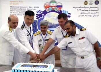 קצינים בציים של איראן, סין ורוסיה בתרגיל משותף שהתקיים במפרץ עומאן בחודש שעבר