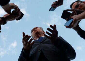 מזכיר המדינה האמריקני אנתוני בלינקן משוחח עם כתבים