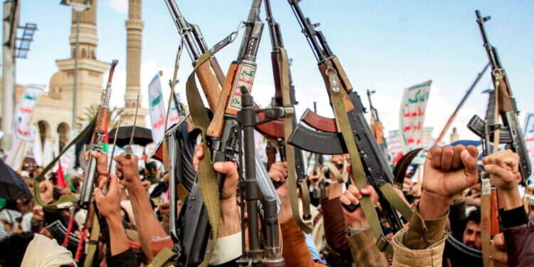 מפגינים תימנים מביעים תמיכה בחמאס בצנעא. צילום: AFP מפגינים תימנים מביעים תמיכה בחמאס בצנעא