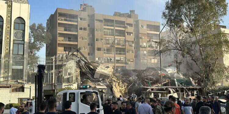 זירת התקיפה בדמשק,. צילום: Maher AL MOUNES / AFP איראן הודיעה: בכיר במשמרות המהפכה חוסל בדמשק