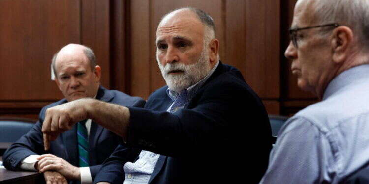 השף חוסה אנדרס, מייסד ארגון WCK, אתמול. צילום:  CHIP SOMODEVILLA / GETTY IMAGES NORTH AMERICA / AFP אחרי שעובדיו נהרגו בעזה: WCK הודיע שיפסיק לפעול ברצועה