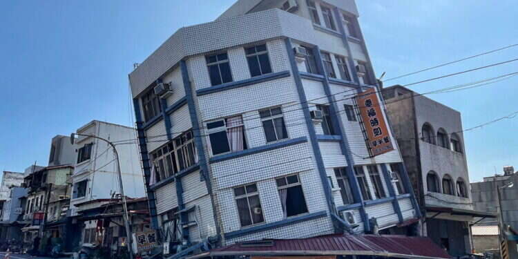 מבנה נוטה לאחר רעידת האדמה בטייוואן, הבוקר. צילום: CNA-AFP עשרות נפגעים ברעידת האדמה החזקה ביותר בטייוואן זה 25 שנים