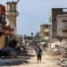 פלסטינים בחורבות חאן יונס. צילום: AFP פלסטינים בחורבות חאן יונס. צילום: AFP
