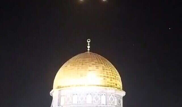 תיעוד מהתקיפה האיראנית מעל כיפת הסלע בהר הבית. צילום: AFP מערך ההסברה הוציא דף מסרים – השרים הונחו שלא לדבר