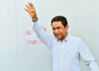 נשיא המלדיביים לשעבר, עבדולה יאמין, הבוקר מחוץ לכותלי בית המשפט. צילום: AFP