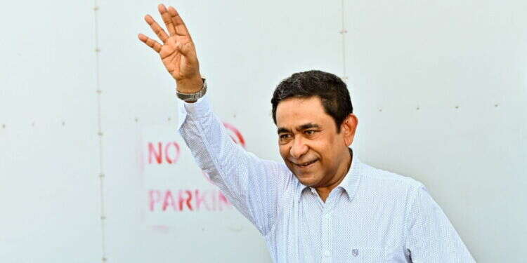 נשיא המלדיביים לשעבר, עבדולה יאמין, הבוקר מחוץ לכותלי בית המשפט. צילום: AFP