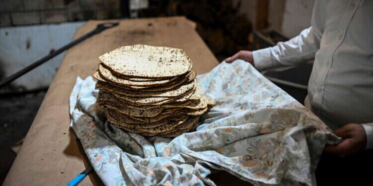 הכנת מצות בירושלים לקראת ליל הסדר