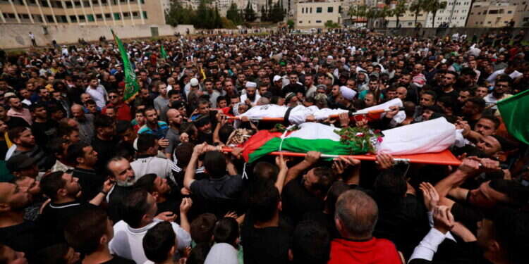 הלוויית המחבלים בכפר עקרבא. צילום: AFP הלוויה מחבלים עקרבא