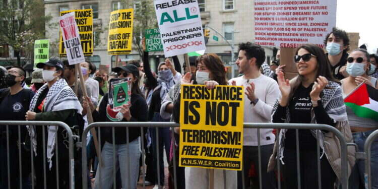 סטודנטים בהפגנה אנטי-ישראלית באוניברסיטת קולומביה בניו-יורק. צילום: Leonardo Munoz / AFP מה שמפתיע באנטישמיות בקמפוסים, הוא שאנחנו עדיין מופתעים ממנה