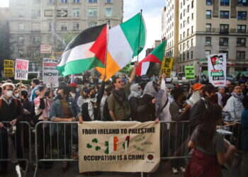 סטודנטים מפגינים נגד ישראל ובעד חמאס בקמפוס של אוניברסיטת קולומביה בניו-יורק