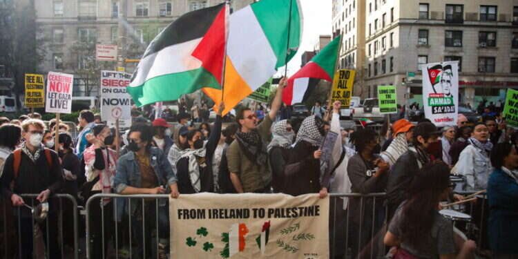 סטודנטים מפגינים נגד ישראל ובעד חמאס בקמפוס של אוניברסיטת קולומביה בניו-יורק. צילום: AFP סטודנטים מפגינים נגד ישראל ובעד חמאס בקמפוס של אוניברסיטת קולומביה בניו-יורק