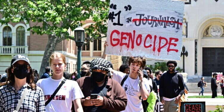 "ראשונים בג'נוסייד". מחאה אנטי-ישראלית באוניברסיטת UCLA בקליפורניה