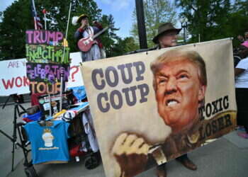 מפגינים נגד טראמפ מחוץ לבית המשפט בניו-יורק