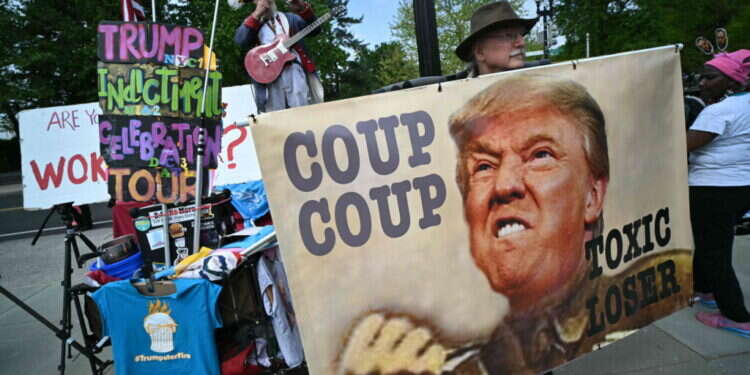 מפגינים נגד טראמפ מחוץ לבית המשפט בניו-יורק. צילום: AFP מפגינים נגד טראמפ מחוץ לבית המשפט בניו-יורק