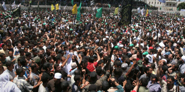 הלוויתו של בכיר בוועדות ההתנגדות העממית ברצועת עזה בשנת 2006. צילום: Hatem Moussa, AP הסכמה בארה"ב: הצעת חוק נגד ארגון הטרור השלישי בגודלו בעזה