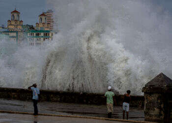 האיים הקנריים: ניסה לצלם גלי ענק – ומצא את מותו
