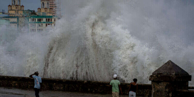 האיים הקנריים: ניסה לצלם גלי ענק – ומצא את מותו
