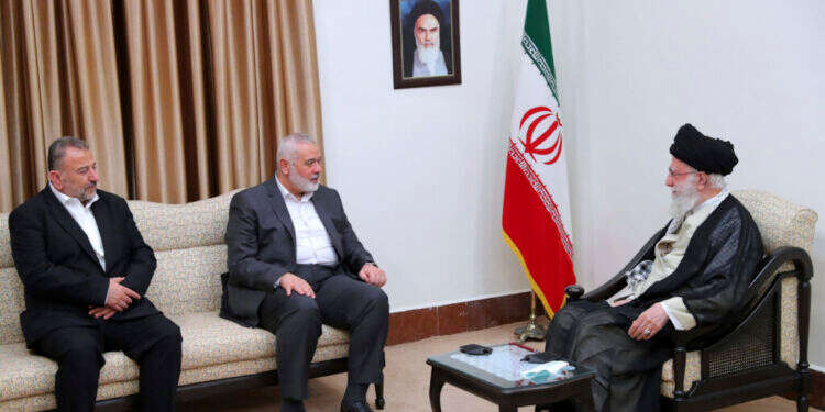 מאה מיליון דולר בשנה. מנהיגי חמאס בפגישה עם חמינאי בטהרן, בחודש שעבר. צילום: AP