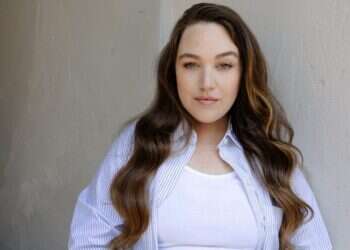 מיה דגן. צילום: רותם לבל | איפור ושיער: אלכס סיבקוב | סטייליניג: לימור ריחנה | שמלה: מישי מונו