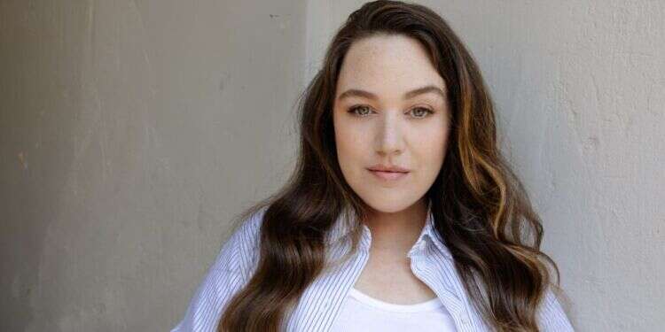 מיה דגן. צילום: רותם לבל | איפור ושיער: אלכס סיבקוב | סטייליניג: לימור ריחנה | שמלה: מישי מונו
 מיה דגן. צילום: רותם לבל | איפור ושיער: אלכס סיבקוב | סטייליניג: לימור ריחנה | שמלה: מישי מונו