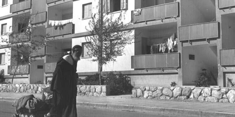 אילוסטרציה. צילום: לע "עפר ארץ הקודש". שיכון בשדרות, 1965. צילום: לע"מ