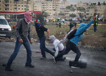 למרות נפילתם של עשרה לוחמים בחודשים האחרונים, "היחידה נלחמת במאה אחוזי כוח". מסתערבים בפעולה ברמאללה. צילום: פלאש 90