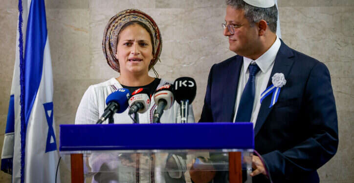 השר איתמר בן גביר ואשתו אילה. צילום: אוליבייה פיטוסי, פלאש 90 השר איתמר בן גביר ואשתו אילה