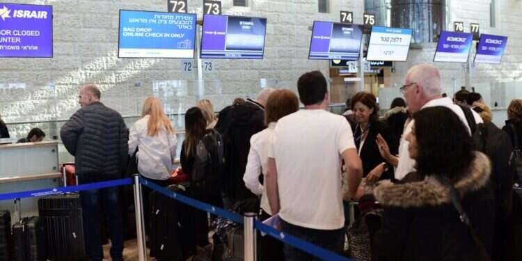 נוסעים בנמל התעופה בן גוריון. צילום: תומר נויברג, פלאש 90 מספרים חסרי תקדים: כך נקבעות אזהרות המסע לחו"ל