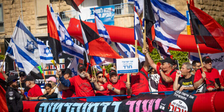 הפגנה נגד הרפורמה ליד בית הנשיא בירושלים, מאי 2023. צילום: יונתן זינדל, פלאש 90