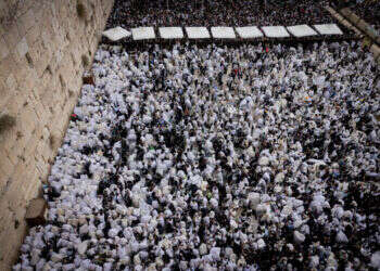 ברכת כהנים בכותל המערבי בירושלים. צילום: חיים גולדברג, פלאש 90 שידור חי: ברכת כהנים בכותל המערבי – חול המועד פסח תשפ"ד 2024