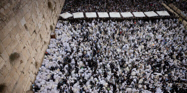 ברכת כהנים בכותל המערבי בירושלים. צילום: חיים גולדברג, פלאש 90 שידור חי: ברכת כהנים בכותל המערבי – חול המועד פסח תשפ"ד 2024