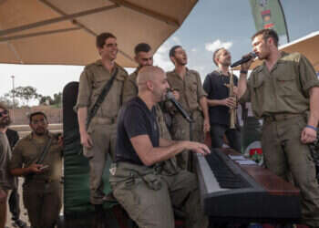 קשה לקחת הפסקה. רייכל עם לוחמים. צילום: חן שימל, פלאש 90