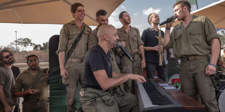 קשה לקחת הפסקה. רייכל עם לוחמים. צילום: חן שימל, פלאש 90