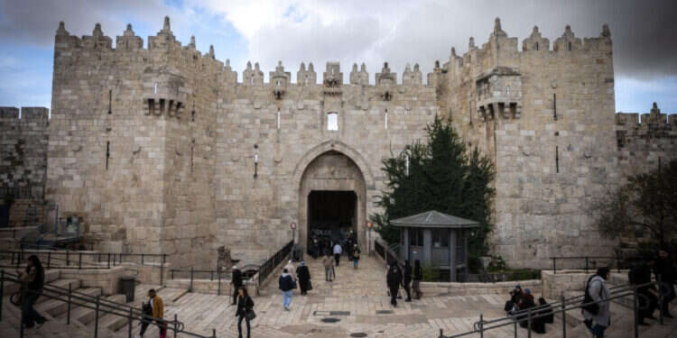 שער שכם בעיר העתיקה בירושלים. צילום: חיים גולדברג, פלאש 90 בלי ראיות: תושב ירושלים צפוי לקבל צו הרחקה מנהלי מהעיר העתיקה