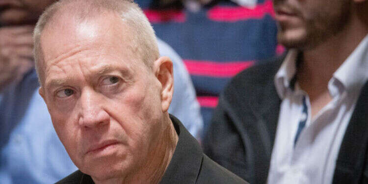 שר הביטחון יואב גלנט. צילום: חיים גולדברג, פלאש 90 בדיוק כשעמד להשתחרר ממעצר מנהלי – גלנט האריך את הצו