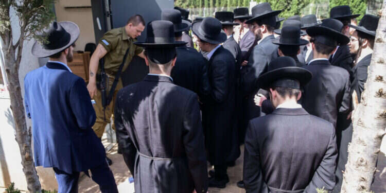 חרדים בלשכת הגיוס. צילום: חיים גולדברג, פלאש 90 חרדים בלשכת גיוס, בשבוע שעבר. צילום: חיים גולדברג, פלאש 90