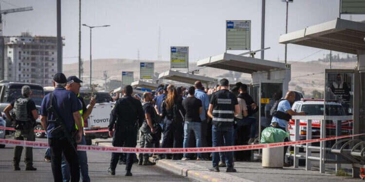 זירת פיגוע הדקירה בבאר־שבע. צילום: דודו גרינשפן - פלאש 90 לא רק האחות של הנייה: עלייה במעורבות בדואים באירועי טרור